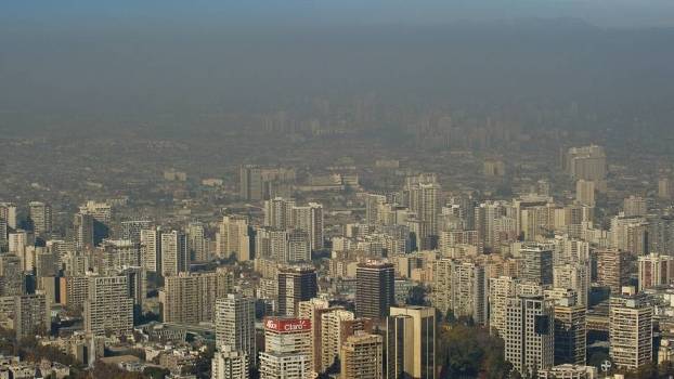 Vista aérea mostra a atmosfera poluída em Santiago, no Chile