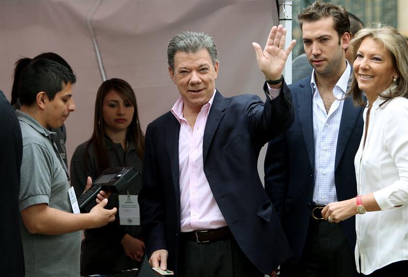Juan Manuel Santos vota acompanhado de familiares em Bogotá