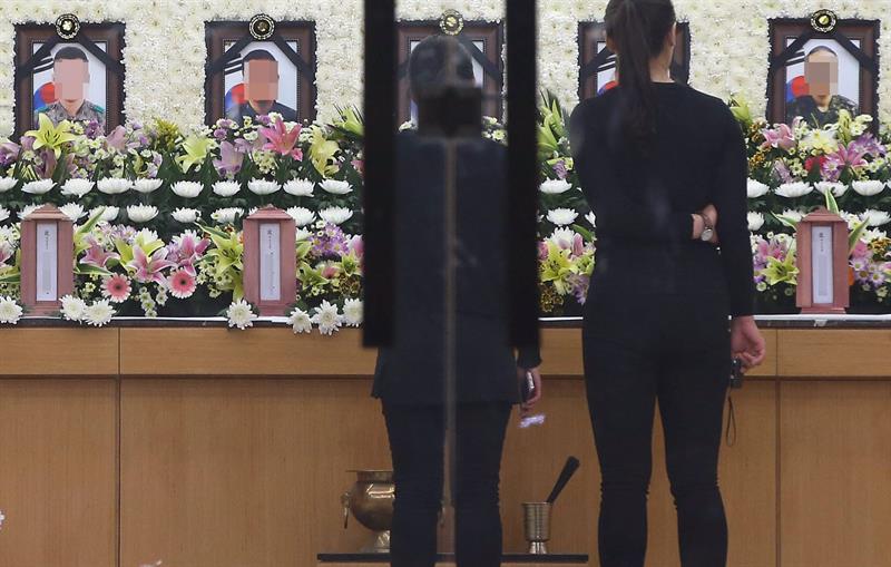 Familiares prestam homenagens aos soldados sul-coreanos mortos