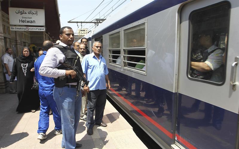 Policiais inspecionam um vagão de metrô após a explosão de uma bomba, no Cairo
