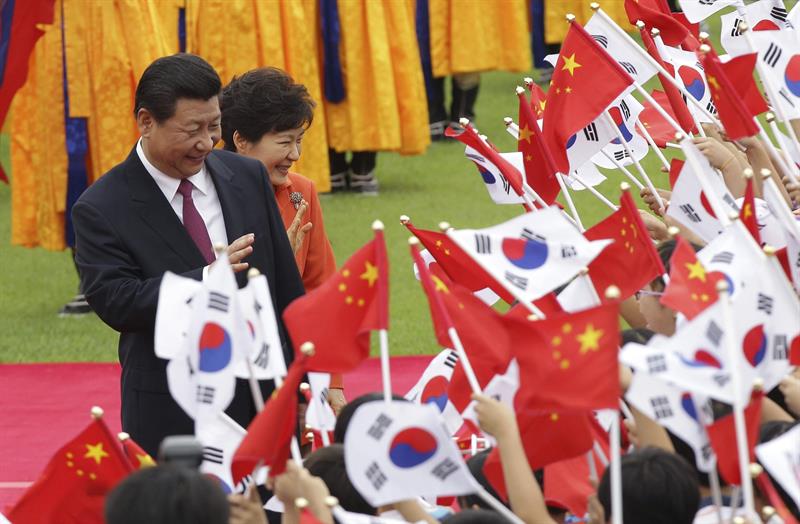 O presidente chinês Xi Jinping e a presidente sul-coreana Park Geun-hye, em Seul