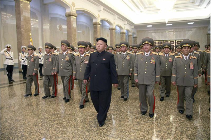 Kim Jong-un aparece mancando em homenagem ao 20ª aniversário da morte de seu avô, Kim Il-sung