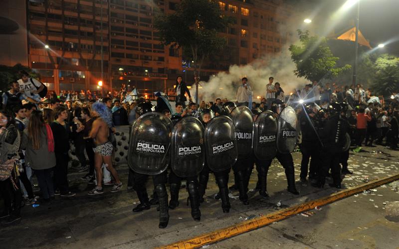 Polícia argentina enfrenta vândalos no centro de Buenos Aires