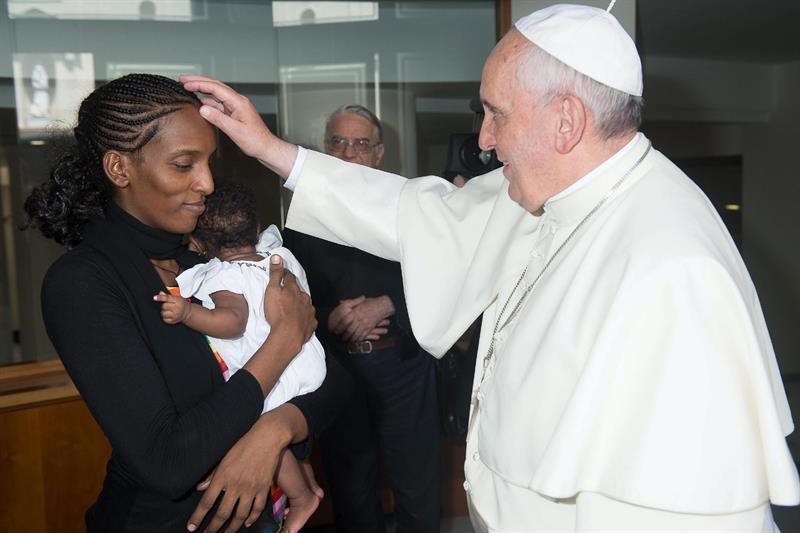 A Mariam Yahya Ibrahim e sua filha recebem a benção do papa Francisco