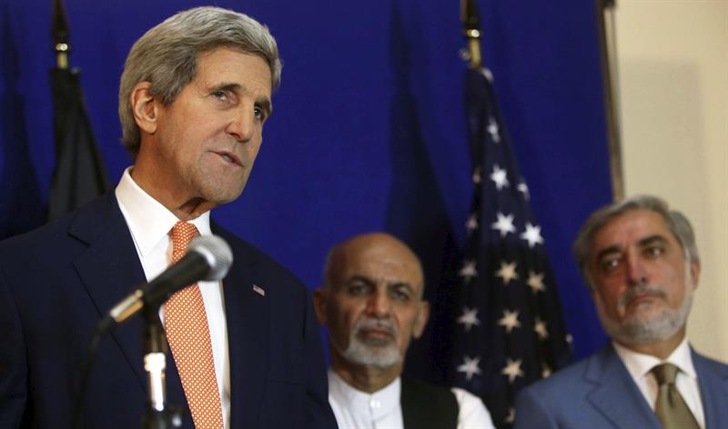 O secretário de Estado dos EUA John Kerry com Ashraf Ghani e Abdullah Abdullah ao fundo
