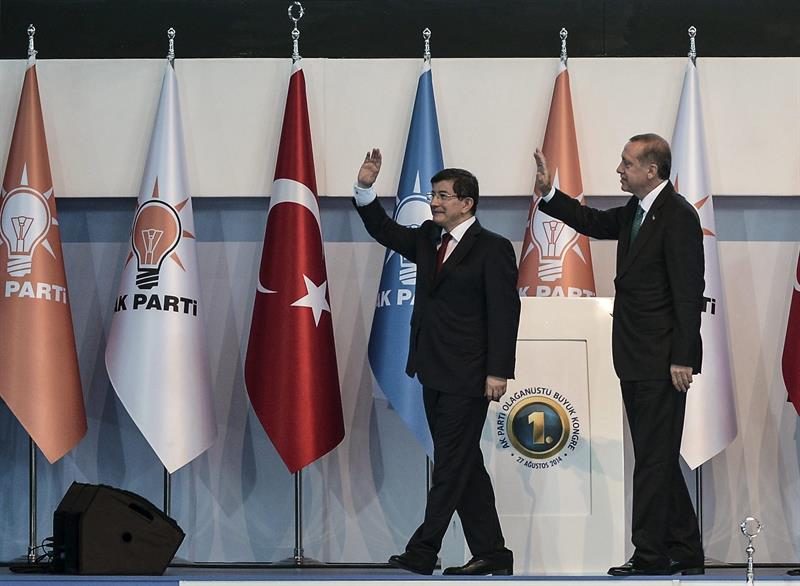 O ministro do Exterior, Ahmet Davutoglu (esq.) e Recep Erdogan (dir.), recém eleito presidente da Turquia