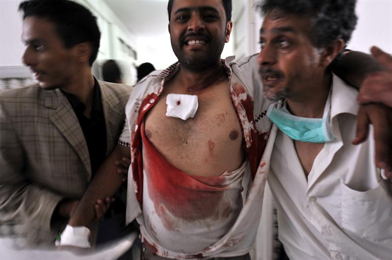 Manifestante ferido é amparado em Sana, no Iêmen