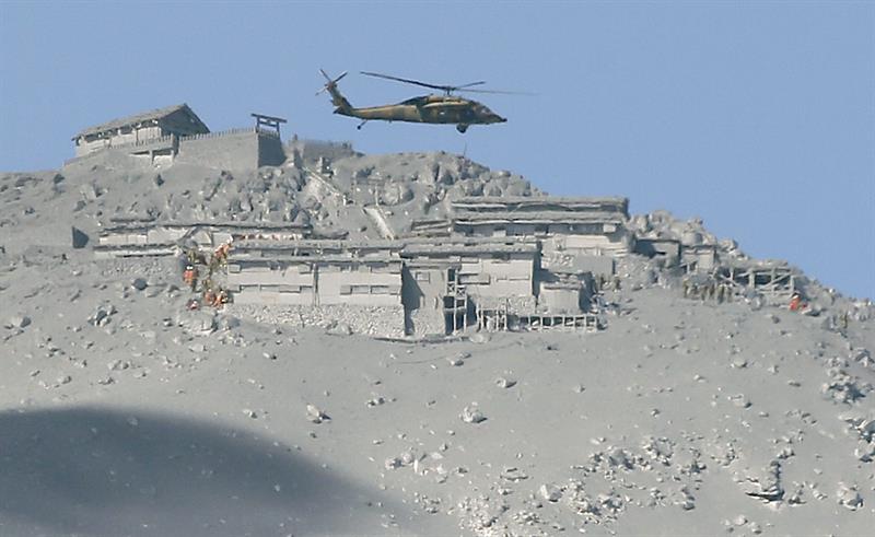 Helicóptero sobrevoa área devastada pelas cinzas do vulcão Ontake, no Japão, que entrou em erupção em 27 de setembro