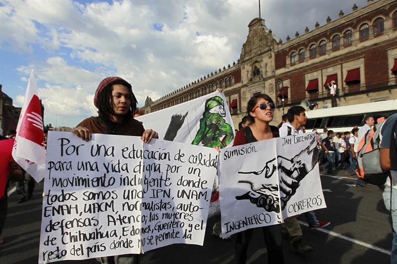Manifestantes protestam nas ruas da Cidade do México após chacina de 43 estudantes