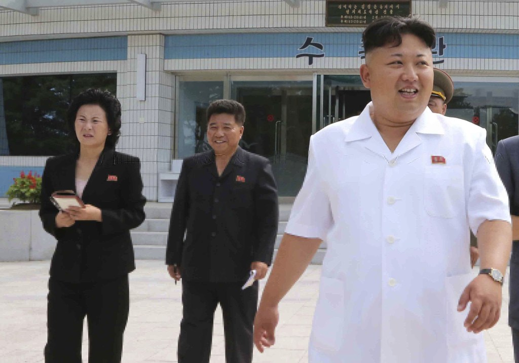 Em foto sem data divulgada pela agência norte-coreana KCNA, Kim Jong-un aparece ao lado da irmã, Kim Yo-jong (esq)