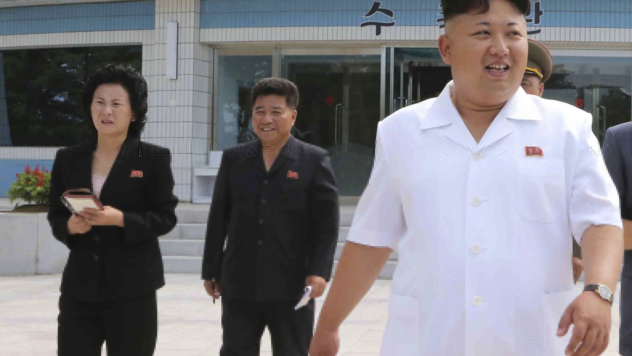 Em foto sem data divulgada pela agência norte-coreana KCNA, Kim Jong-un aparece ao lado da irmã, Kim Yo-jong (esq)