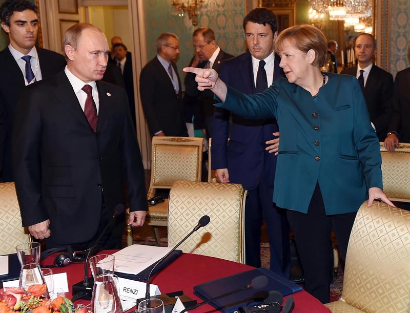 Vladimir Putin, Mateo Renzi e Angela Merkel em reunião de cúpula em Milão