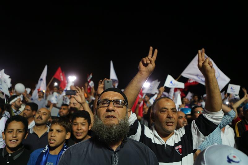 Simpatizantes do partido islamita Ennahda festejam ao final das eleições em Tunis, na Tunísia