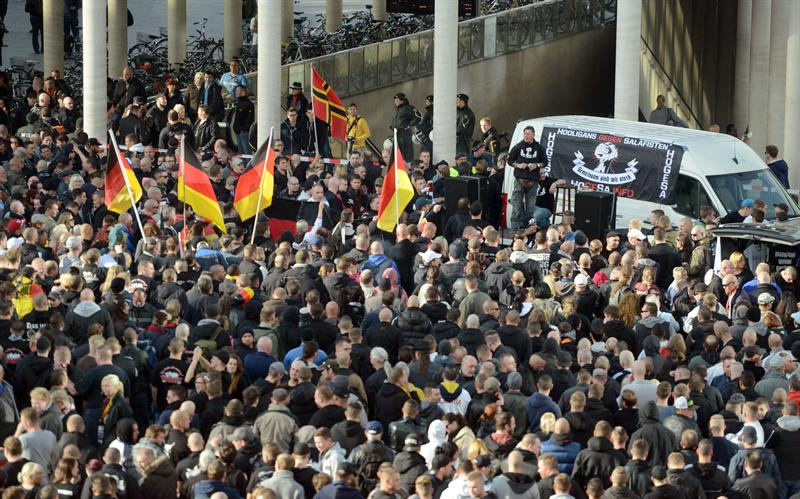 Manifestação do grupo neonazista 'Hooligans contra Salafitas'. em Colônia, na Alemanha