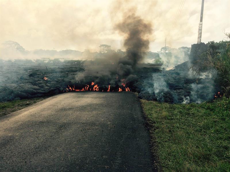 Lava do vulcão Kilauea destrói uma estrada no Havaí