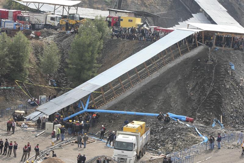 Equipes de resgate tentam bombeat a água de mina na Turquia