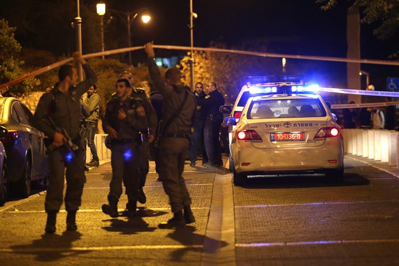 Policiais israelenses próximos ao local onde o atirador foi morto
