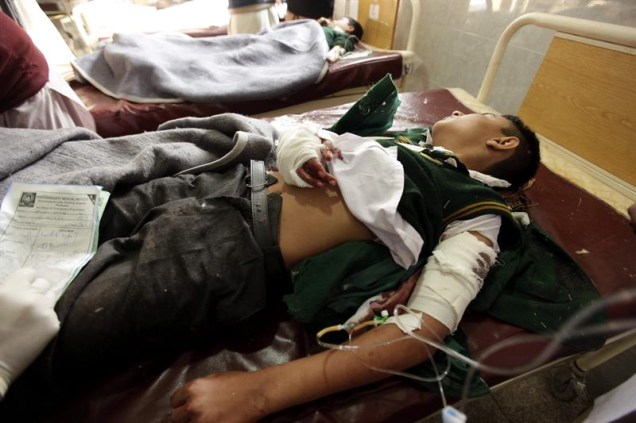 Garoto ferido em atentado contra escola no Paquistão