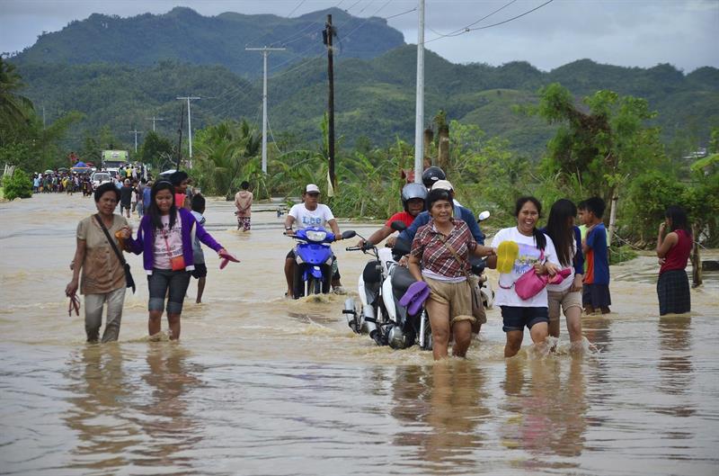 A água tomou conta das ruas de Ormoc, nas Filipinas