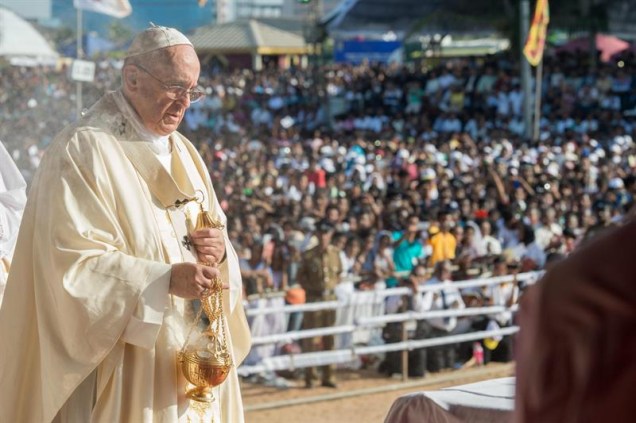 O papa Francismo durante missa em Colombo, no Sri Lanka