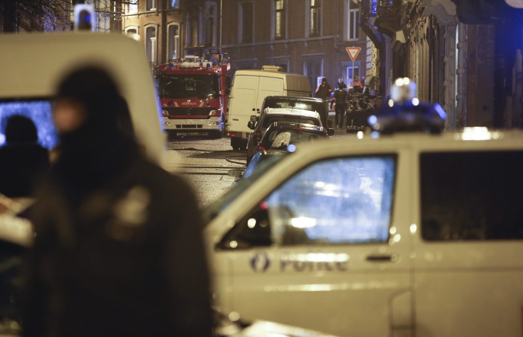 Policiais vigiam acessos de rua bloqueada durante operação de combate ao terror na cidade de Verviers, na Bélgica
