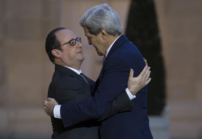 O presidente francês François Hollande recebe o secretário de Estado dos EUA, John Kerry