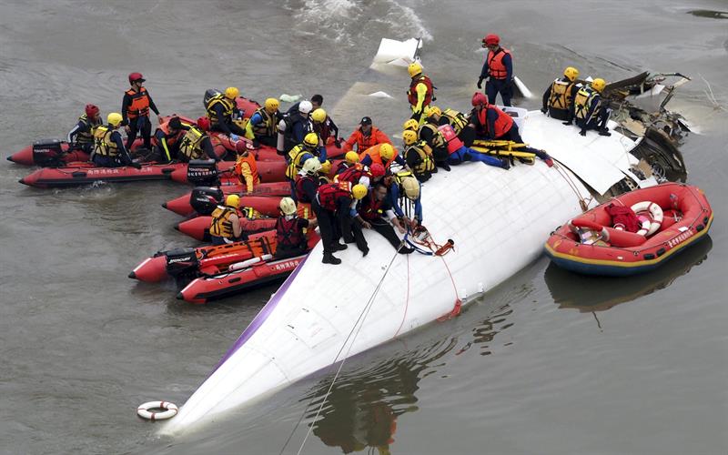 Equipes de resgate ajudam os sobreviventes do avião da TransAsia, em Taipé
