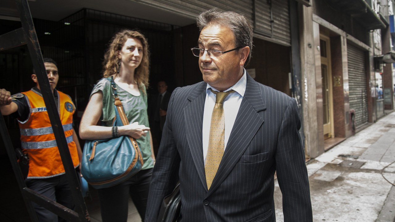 O advogado Santiago Blanco Bermúdez, que representa o espião argentino Antonio “Jaime” Stiuso no caso da morte do promotor Alberto Nisman, chega a uma das sedes da promotoria em Buenos Aires