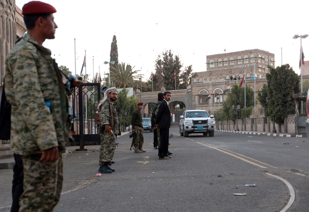 Rebeldes xiitas houthis vestindo uniformes militares fazem guarda do lado de fora do Palácio Presidencial em Sanaa, no Iêmen