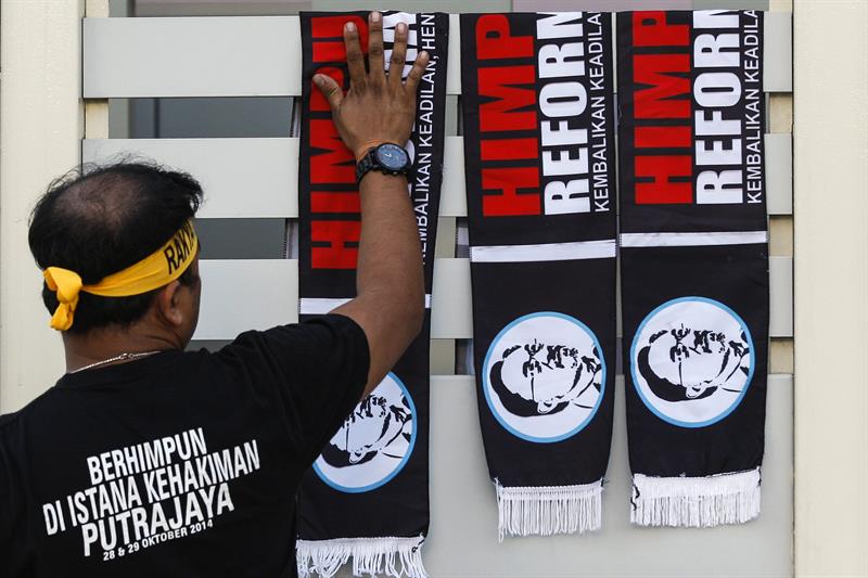 Um apoiador do líder opositor da Malásia, Anwar Ibrahim