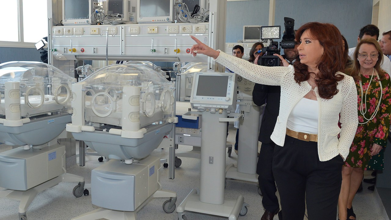 Foto divulgada pela Presidência da Argentina mostra a presidente Cristina Kirchner em visita a hospital em El Calafate