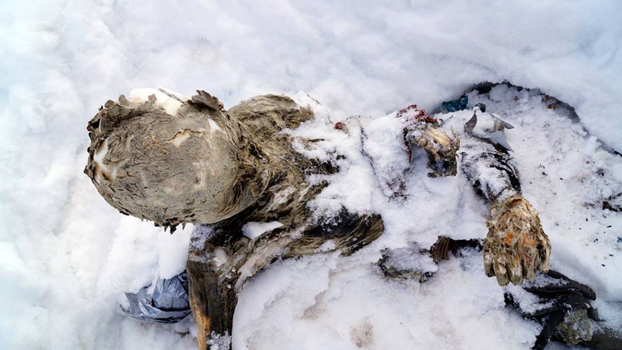 Foto cedida pela Prefeitura de Chalchicomula, no Estado de Puebla (México), mostra corpo mumificado encontrado no Pico de Orizaba