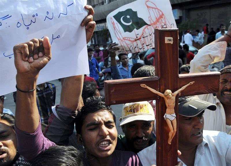 Cristãos protestam no Paquistão após atentado do Talibã matar ao menos 14 pessoas em igrejas - 15/03/2015