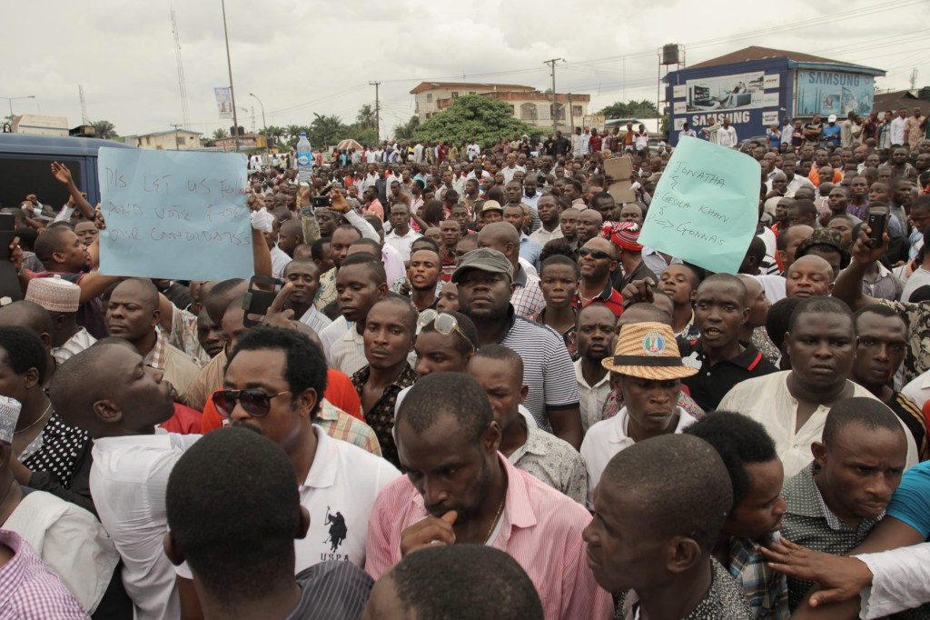 Partidários da oposição protestam em Port Harcourt, na Nigéria, por considerar que houve fraude nas eleições para presidente