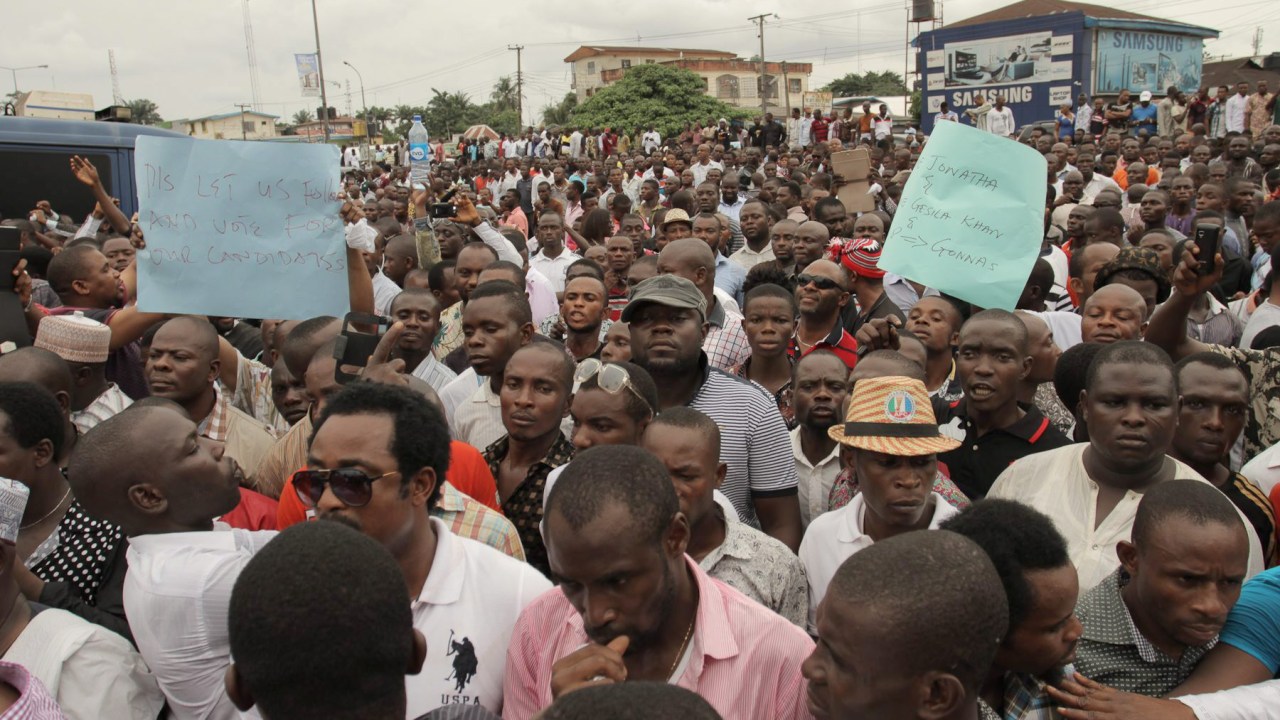 Partidários da oposição protestam em Port Harcourt, na Nigéria, por considerar que houve fraude nas eleições para presidente