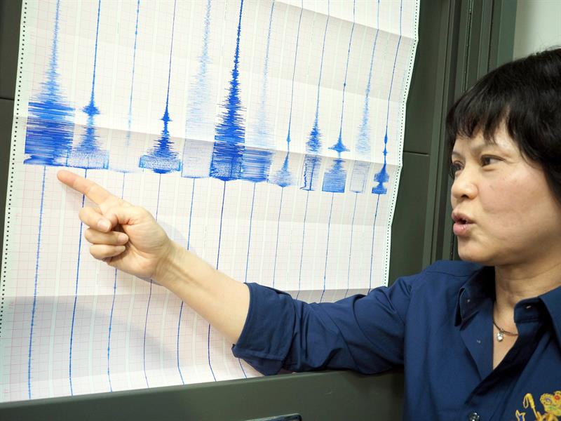 Lu Pei-ling, diretora do Centro de Sismologia de Taiwan, explica a intensidade do tremor