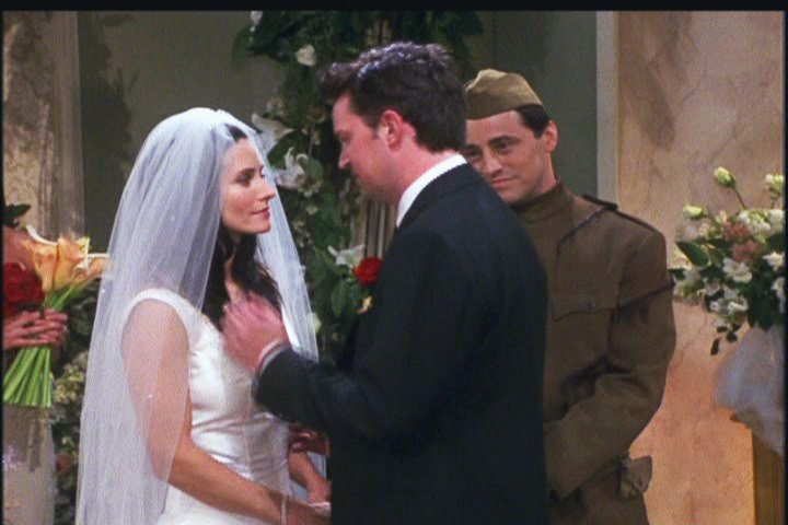 Monica Geller (Courteney Cox) e Chandler Bing (Matthew Perry) se casam na série Friends