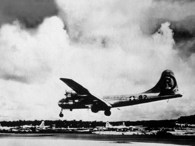 O avião "Enola Gay" executou o bombardeio à cidade de Hiroshima, derrubando a bomba atômica no primeiro ataque nuclear do mundo. A cidade se prepara para o aniversário de 70 anos da explosão da bomba nuclear que devastou a cidade no dia 6 de agosto de 1945