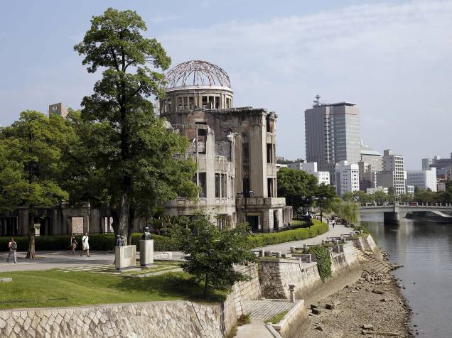 Foto tirada em agosto de 2015 do "Genbaku Dome", ou Domo da Bomba Atômica, é visto da ponte Aioi, em Hiroshima, Japão. O domo foi a única estrutura deste distrito da cidade a continuar em pé após o ataque