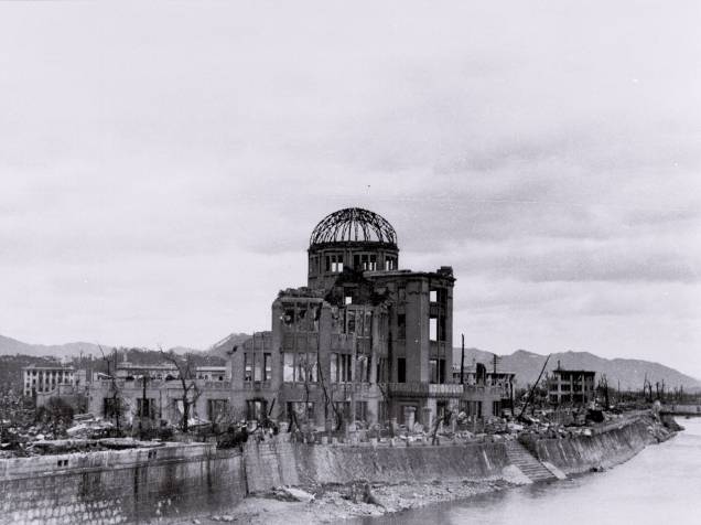 Foto tirada por Toshio Kawamoto e distribuida por seu neto, Yoshio Kawamoto, mostra o Palácio das Indústrias de Hiroshima, como era conhecido o atual Domo da Bomba Atômica, após a queda da bomba. O prédio foi o único do distrito a resistir à explosão e foi preservado como memorial