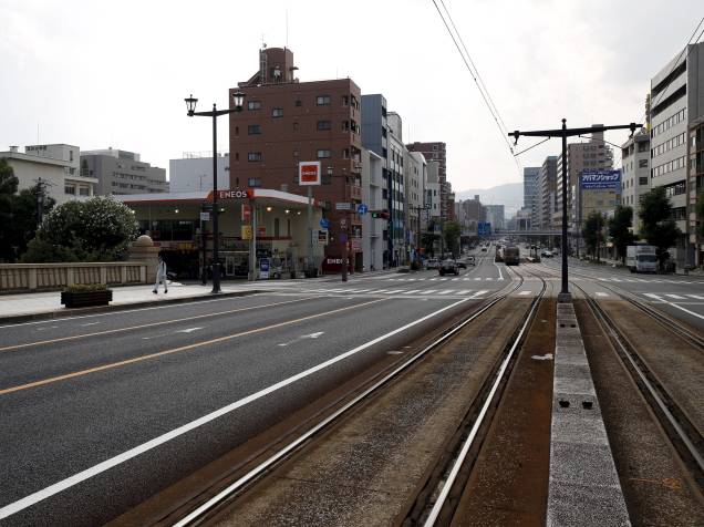 Linha ferroviária vista da ponte Aioi, em Hiroshima. A cidade se prepara para o aniversário de 70 anos do primeiro ataque nuclear do mundo, que devastou o local no dia 6 de agosto