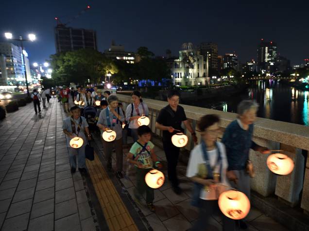 Budistas marcham com lamparinas em luto pelas vítimas próximo ao Domo da Bomba Atômica, ao lado do Parque Memorial da Paz, em Hiroshima. A cidade se prepara para o aniversário de 70 anos do primeiro ataque nuclear do mundo, que devastou a cidade no dia 6 de agosto