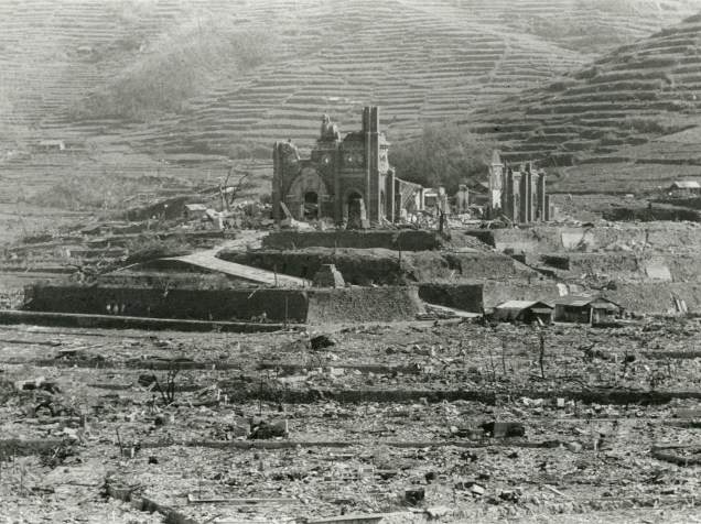 A Catedral Urakami parcialmente destruída pouco após o ataque a Nagasaki, no dia 9 de Agosto de 1945, no Japão