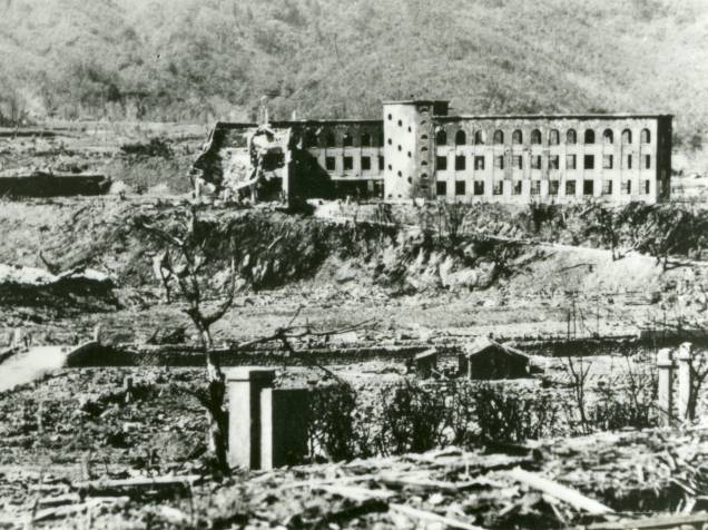 A Escola Nacional Shiroyama (topo, centro), destruída pelo ataque nuclear que atingiu Nagasaki no dia 9 de agosto de 1945