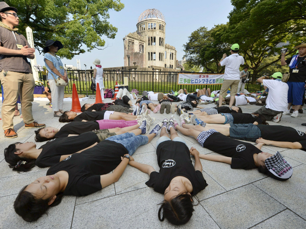 Crianças participam de uma performance em memória do mortos em Hiroshima