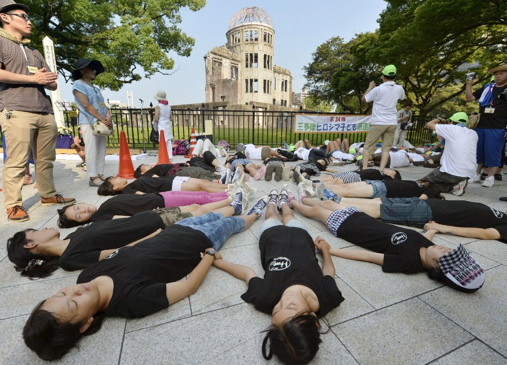 Crianças participam de uma performance em memória do mortos em Hiroshima