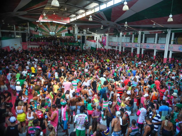 Mangueirenses comemoram na quadra da escola o título de campeã no carnaval de 2016 do Grupo Especial do Rio