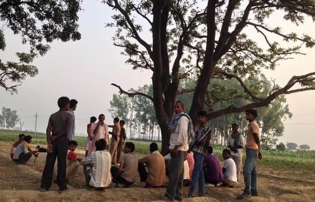 Indianos ao lado da árvore onde as duas jovens foram encontradas mortas
