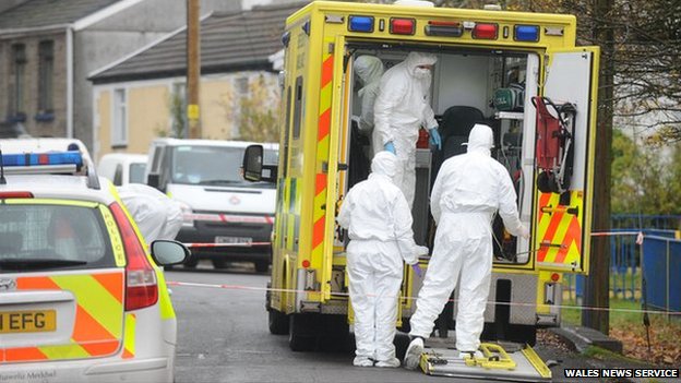 Equipe de peritos forenses chega ao local onde um homem estava cometendo um 'ato de canibalismo', no País de Gales