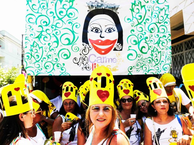 Bloco das Carmelitas desfila pelas ladeiras de Santa Teresa, no Rio de Janeiro, RJ, nesta quinta-feira (05)